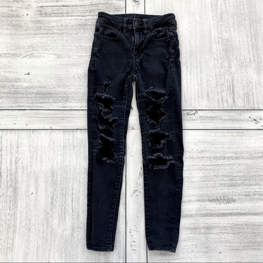 AMERICAN EAGLE Mid-Rise Distressed Black Jeans
Size 00